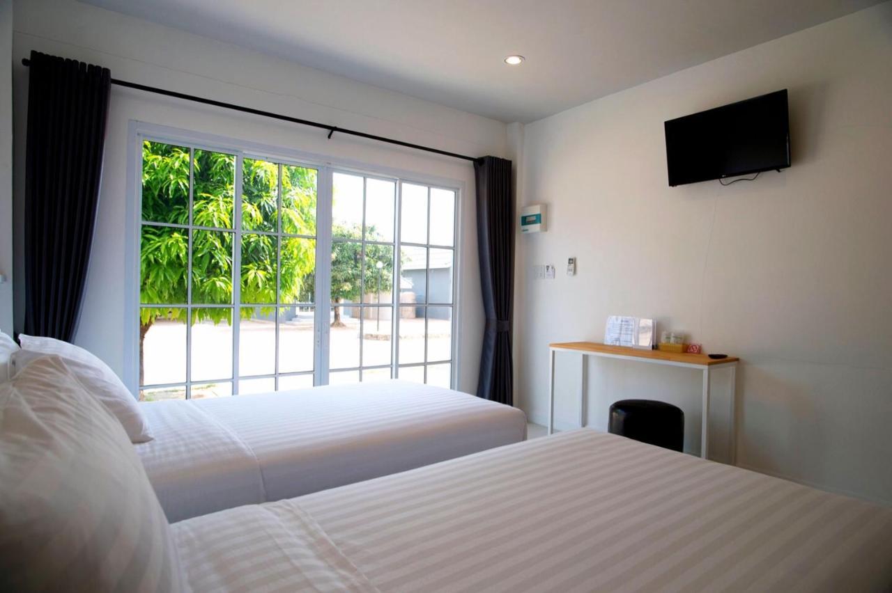 Bhive Hotel Nakhon Phanom Bagian luar foto