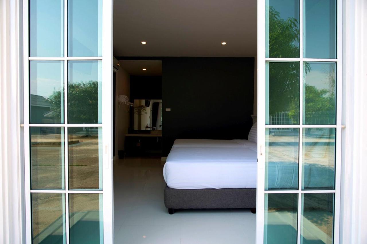 Bhive Hotel Nakhon Phanom Bagian luar foto