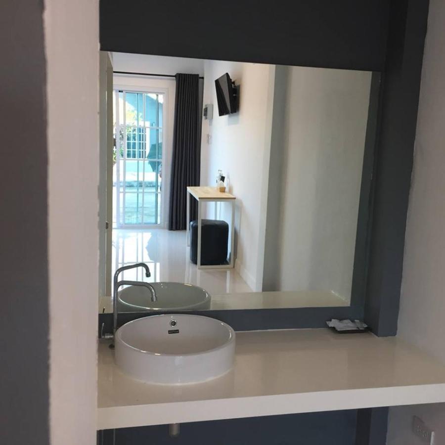 Bhive Hotel Nakhon Phanom Bagian luar foto