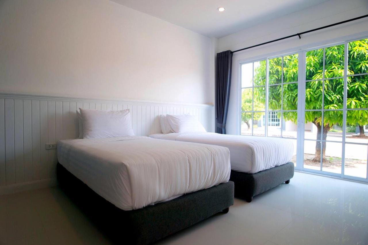 Bhive Hotel Nakhon Phanom Bagian luar foto
